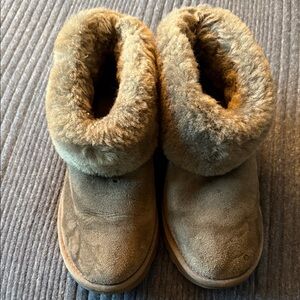 Grey short uggs size 7